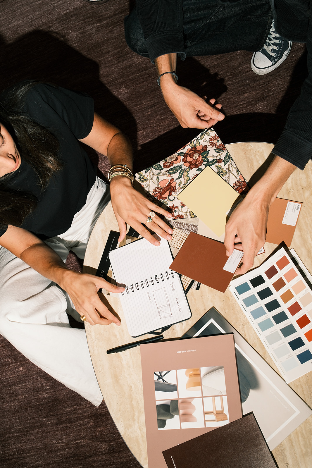Faustine et Hugo composent une palette de couleurs et de matières